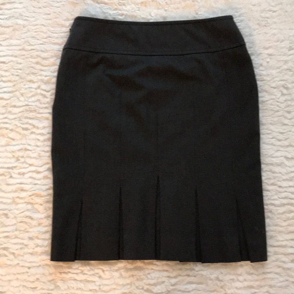 Back pleated skirt